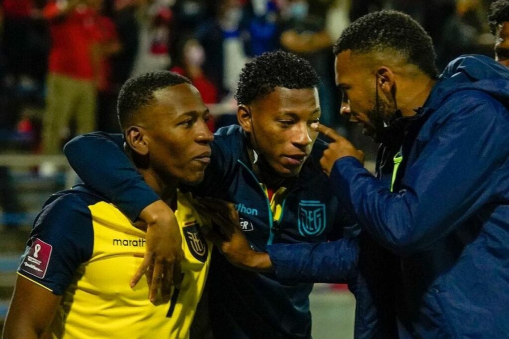 Pervis Estupiñán (i), Gonzalo Plata y Ayrton Preciado enfrentando a Chile en Santiago en las eliminatorias a Catar 2022.