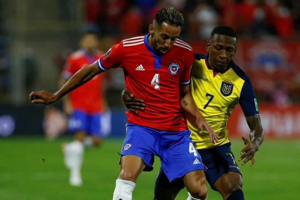 Mauricio Isla (i) y Pervis Estupiñán.