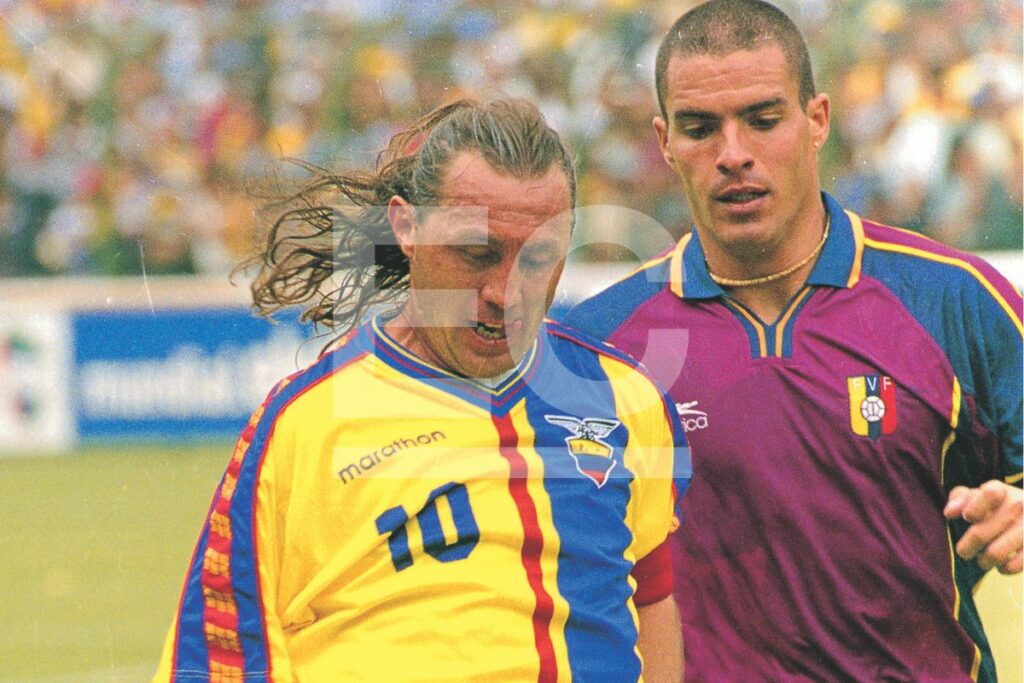Álex Aguinaga (i) enfrentando a Venezuela en las eliminatorias al Mundial 2002.
