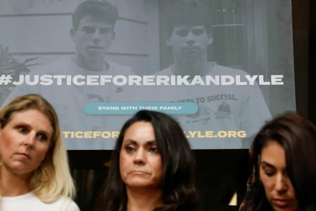 Familiares de los hermanos Erik y Lyle Menéndez en una conferencia de prensa para pedir su liberación de prisión después de su condena en 1996 por asesinar a sus padres.