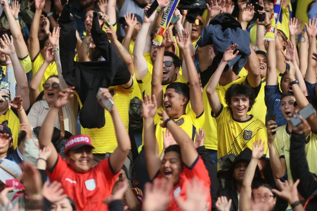 Imagen referencial de hinchas ecuatorianos en el estadio Rodrigo Paz el pasado 21 de marzo de 2025.