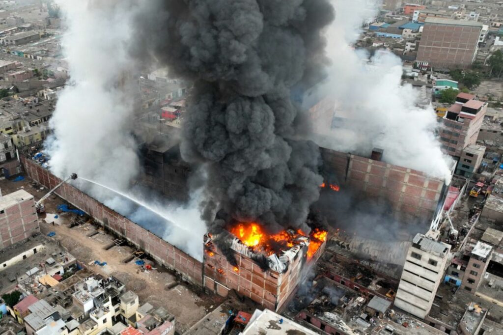 Incendio en zona comercial de Lima se extinguiría el jueves 6 de marzo ...