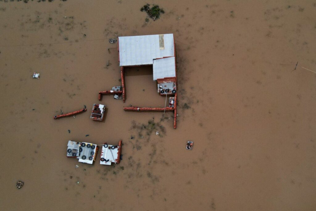 Fotografía aérea de una vivienda afectada por fuertes lluvias este viernes, en Viacha (Bolivia).