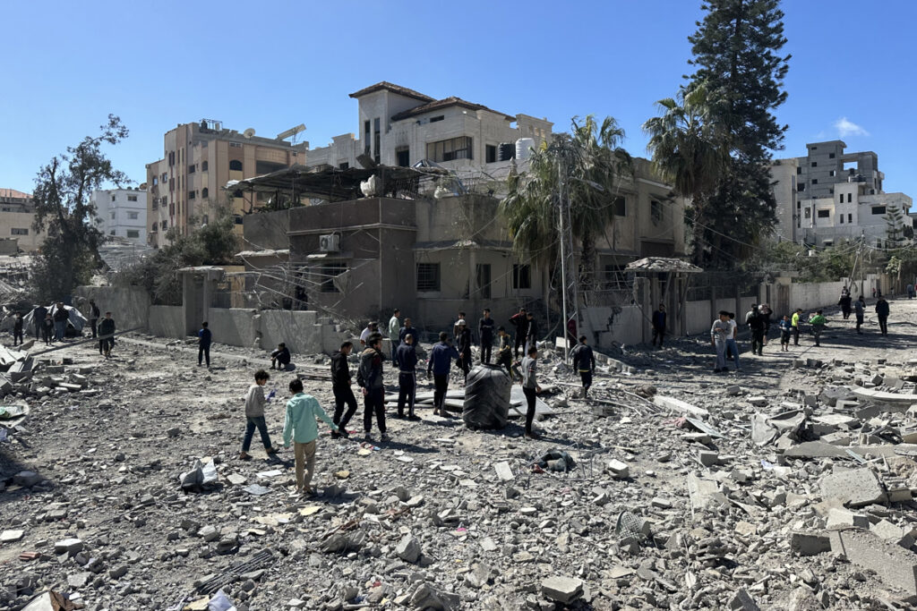 Casa bombardeada este miércoles por el Ejército israeli en el barrio de Sabra en la ciudad de Gaza, norte de la franja.
