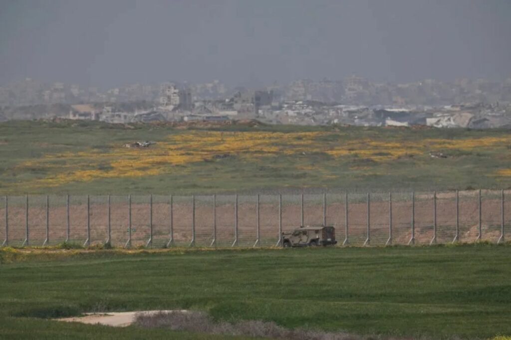 Un vehículo militar israelí patrulla a lo largo de la frontera con el norte de la Franja de Gaza.