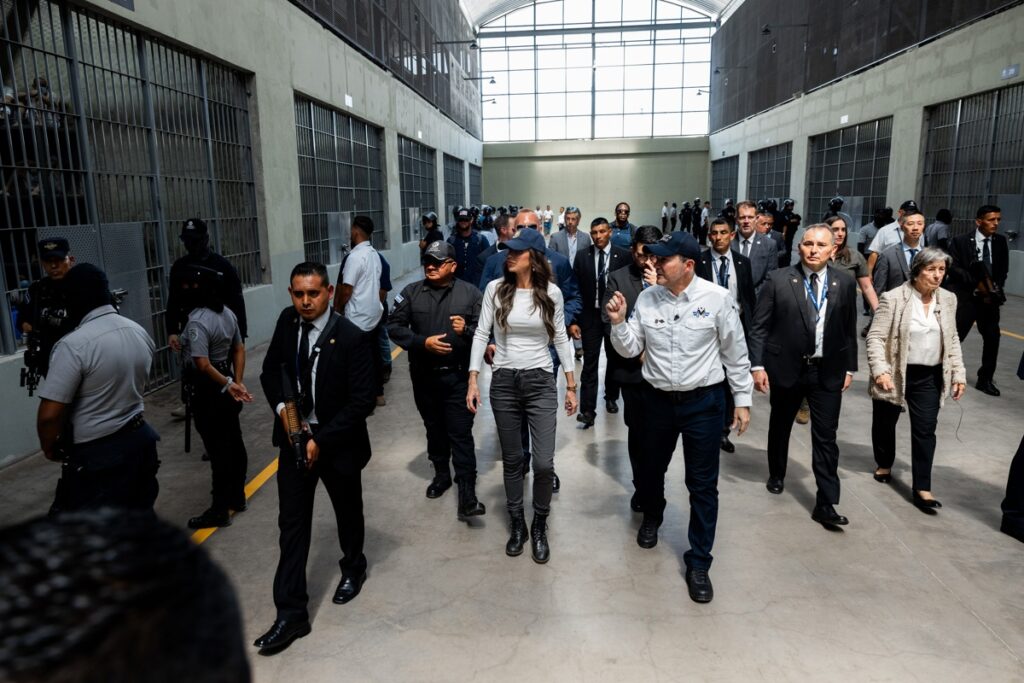La Secretaria de Seguridad Nacional de Estados Unidos, Kristi Noem (C), recorriendo el Centro de Confinamiento del Terrorismo (CECOT), en Tecoluca, El Salvador, el 26 de marzo de 2025.