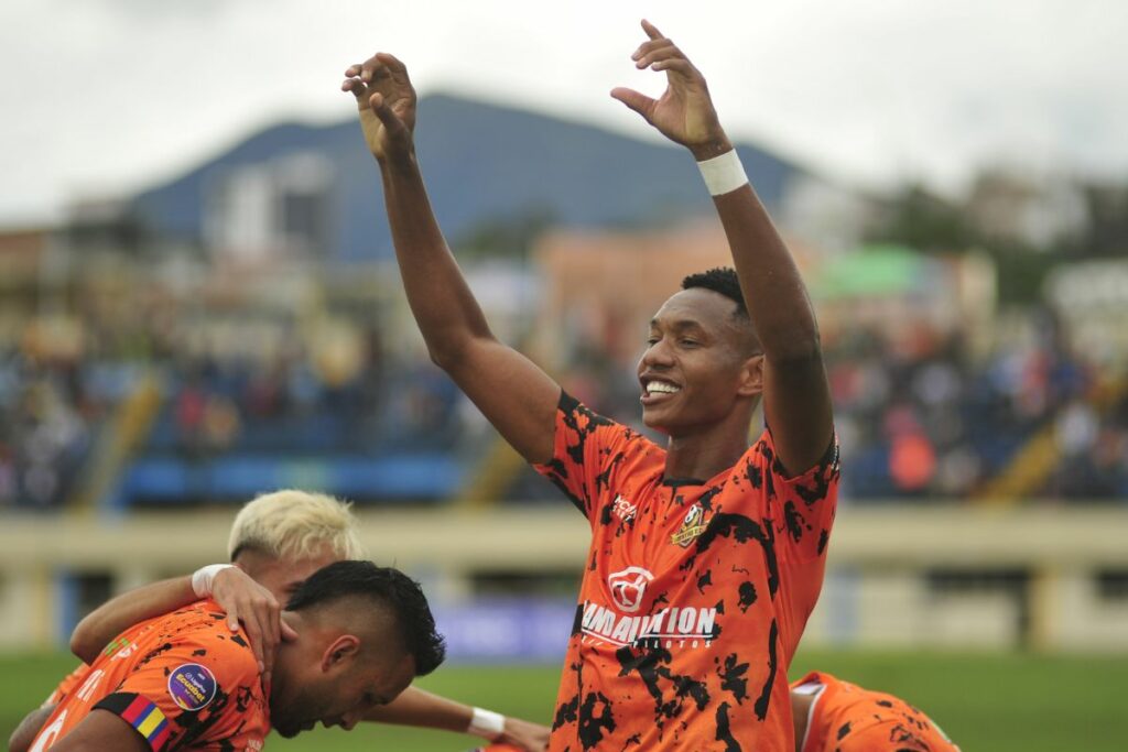 Eber Caicedo celebra uno de los goles marcados con Libertad en la Liga Pro 2025.
