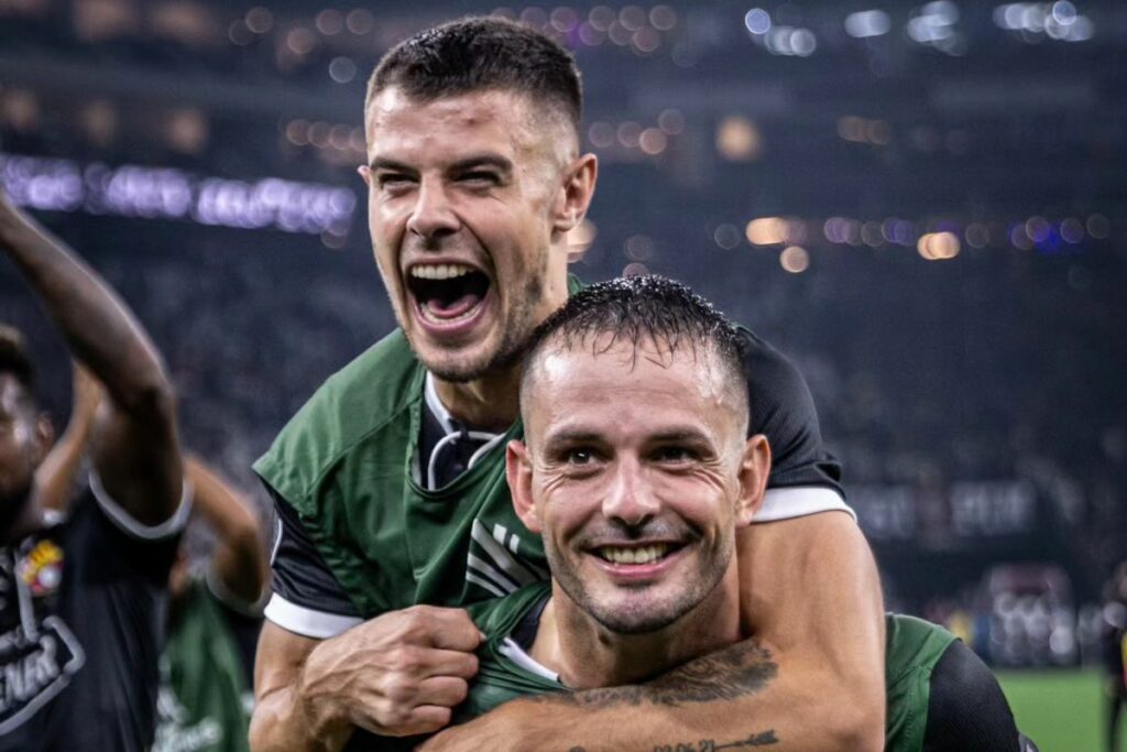 Joaquín Valiente (i) y Octavio Rivero, jugadores de Barcelona SC en la temporada 2025.