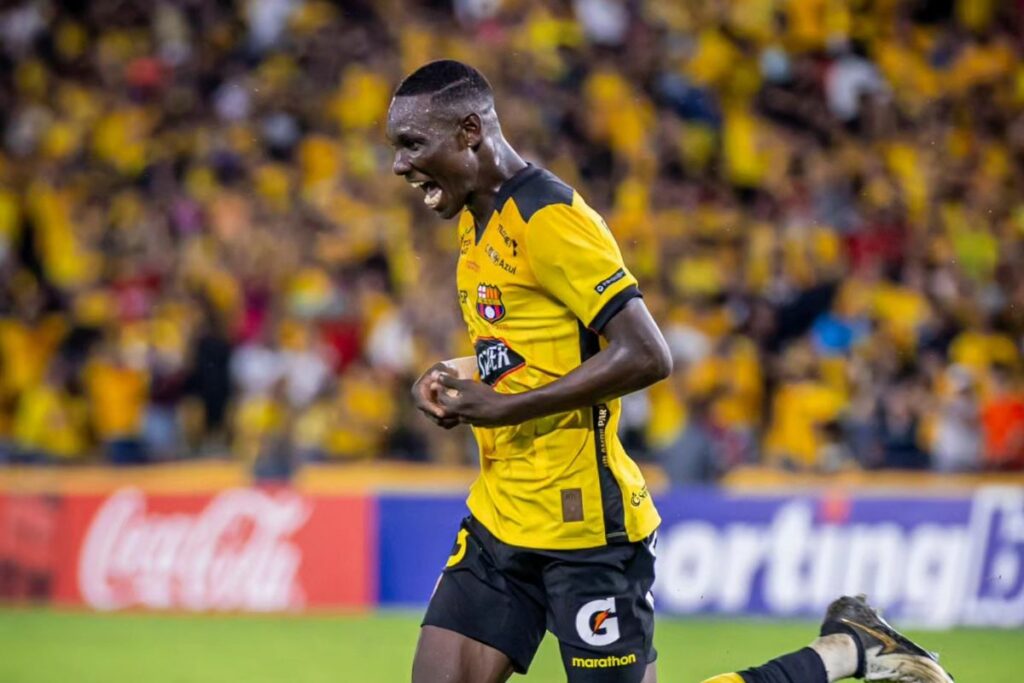 Janner Corozo, jugador de Barcelona SC celebra un gol en el Estadio Monumental.