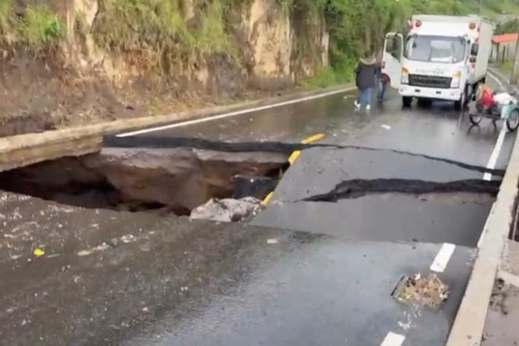 El tránsito de vehículos fue suspendido por el hundimiento de una vía en el sur de Quito, a causa de las lluvias.