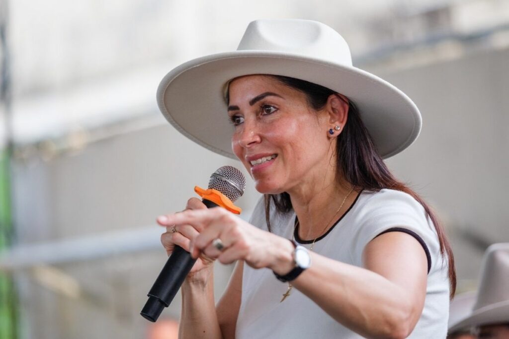 La candidata presidencial, Luisa González, agradeció por el apoyo a la Conaie y a la Fenocin
