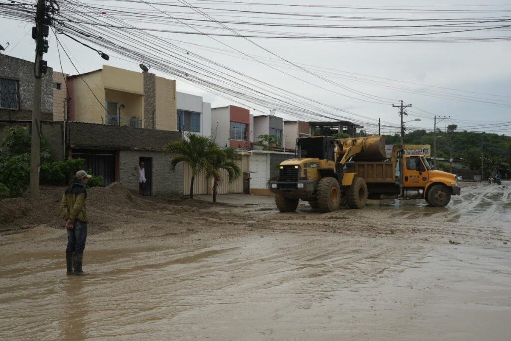 La Alcaldía de Manta realiza trabajos de limpieza tras inundación por lluvias.