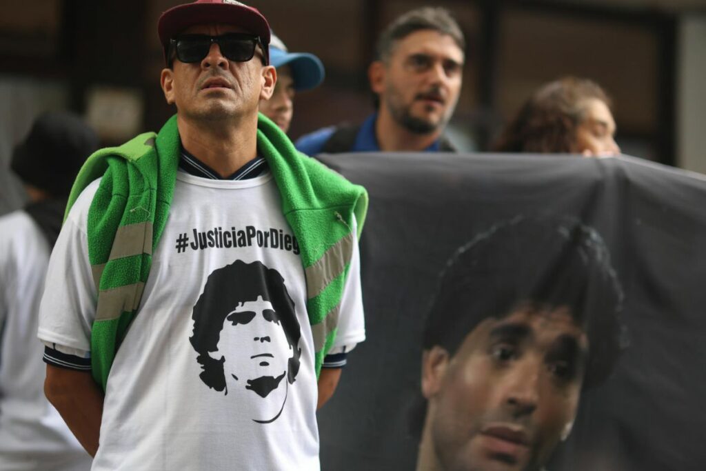 Simpatizantes de Diego Armando Maradona esperan el martes 11 de marzo de 2025, frente a los tribunales de San Isidro en Buenos Aires, (Argentina).