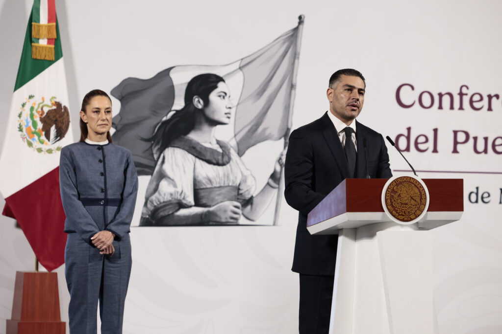 El secretario de Seguridad y Protección Ciudadana, Omar García Harfuch (d), habla durante la conferencia de prensa diaria de la presidenta de México, Claudia Sheinbaum (i).