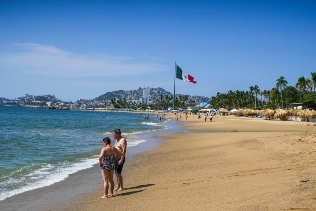 Fotografía de archivo de turistas en una playa en el balneario de Acapulco en Guerrero (México).