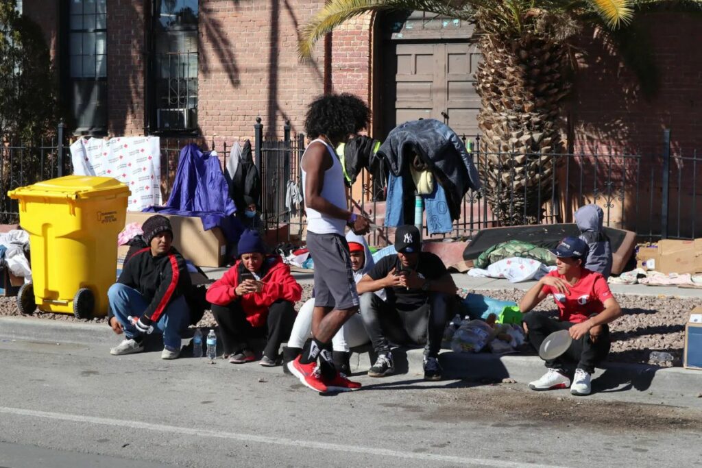 Migrantes permanecen afuera de un albergue tras ser rechazados, en El Paso (Estados Unidos).