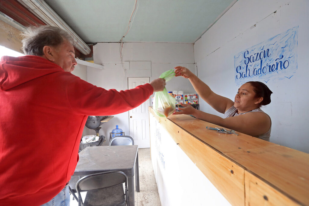 Karla García, migrante de origen salvadoreña atiende un negocio de comida este martes en Ciudad Juárez (México).