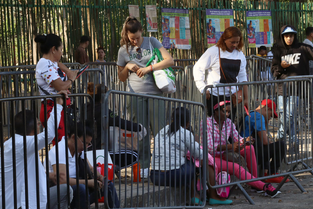 Migrantes hacen fila para solicitar asilo, en Tapachula (México).