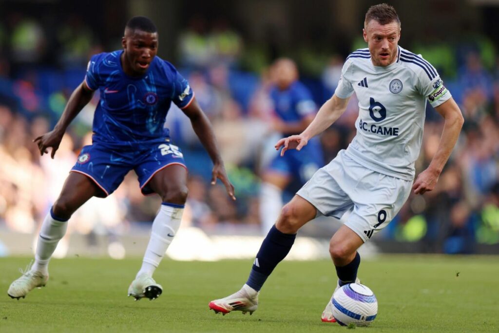 El jugador de Leicester City Jamie Vardy (der.) recibe la presión del ecuatoriano Moisés Caicedo del Chelsea en partido de la Premier League el 9 de marzo del 2025.