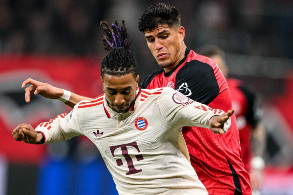 Michael Olise y Piero Hincapié en un partido de la Champions League 2024-25.