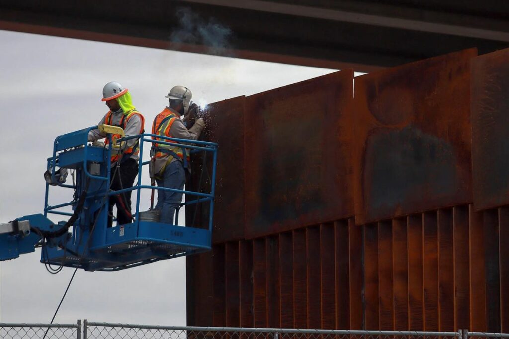 Trabajadores refuerzan el muro fronterizo en ciudad Juárez en el estado de Chihuahua (México).
