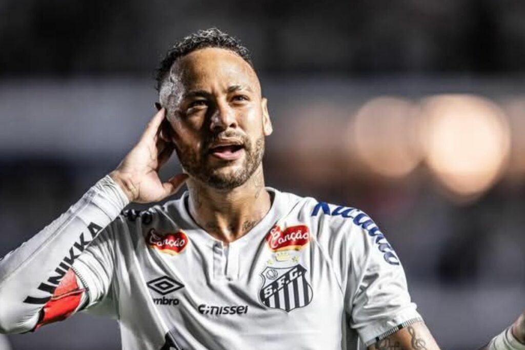 Neymar celebra un gol marcado en su regreso al Santos.