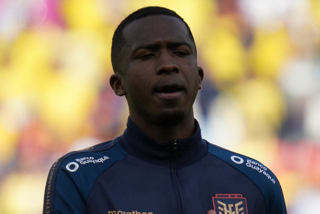 Willian Pacho con la Selección de Ecuador en las eliminatorias al Mundial 2026.