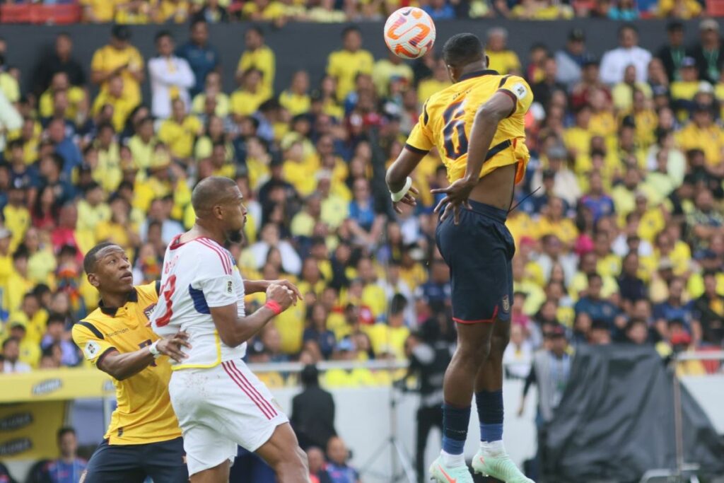 Willian Pacho (d), Salomón Rondón (c) y Pervis Estupiñán en un partidos de las eliminatorias al Mundial 2026.