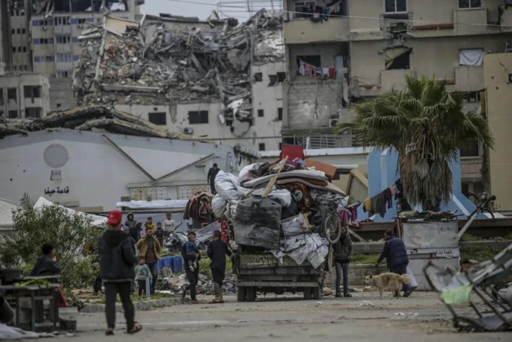 Palestinos desplazados en la ciudad de Gaza.