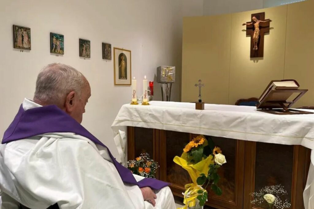 Primera foto del papa Francisco desde su hospitalización de un momento celebrando la misa en la capilla de su apartamento privado en el décimo piso del hospital Gemelli de Roma.