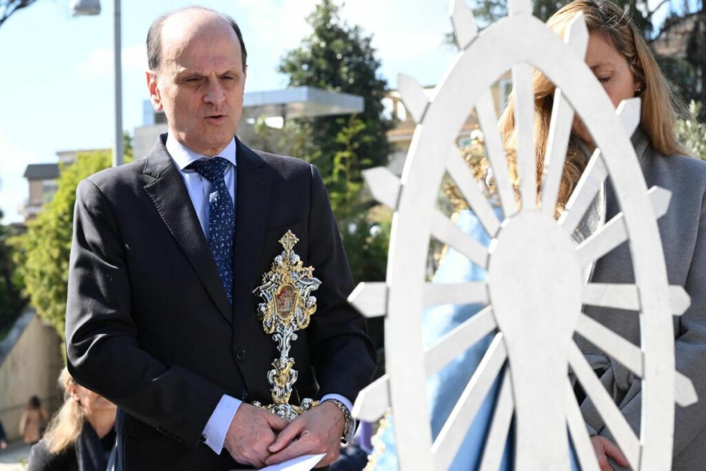 El embajador argentino ante la Santa Sede, Luis Pablo María Beltramino, reza frente a la estatua del Papa Juan Pablo II en el Hospital Gemelli, donde se encuentra hospitalizado el papa Francisco.