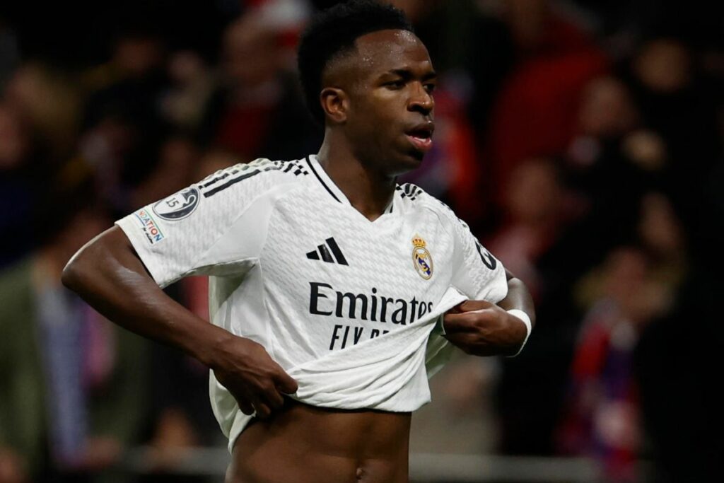 El delantero del Real Madrid Vinicius Jr. tras fallar el penalti durante el partido de vuelta de los octavos de final de la Liga de Campeones ante el Atlético de Madrid en el estadio Metropolitano.