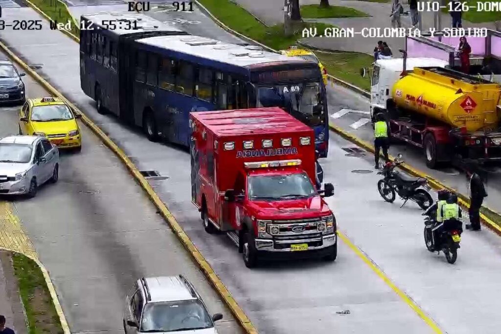 El Cuerpo de Bomberos de Quito y la AMT acudieron al carril exclusivo de la Ecovía donde una persona fue atropellada este miércoles.