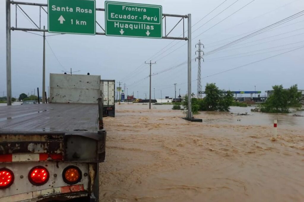 La vía Panamericana se cerró tras la acumulación de agua.