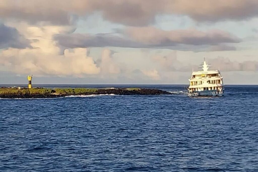 El barco Cormoran II se varó en la isla Española.