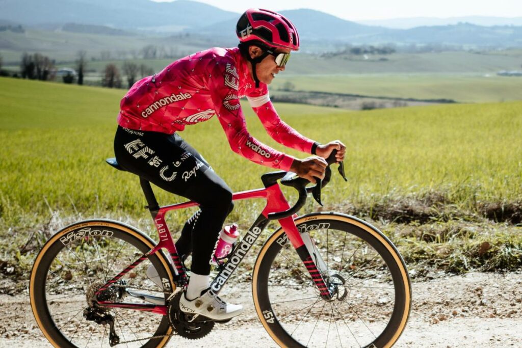 Richard Carapaz estará en la Strade Bianche 2025 en Italia