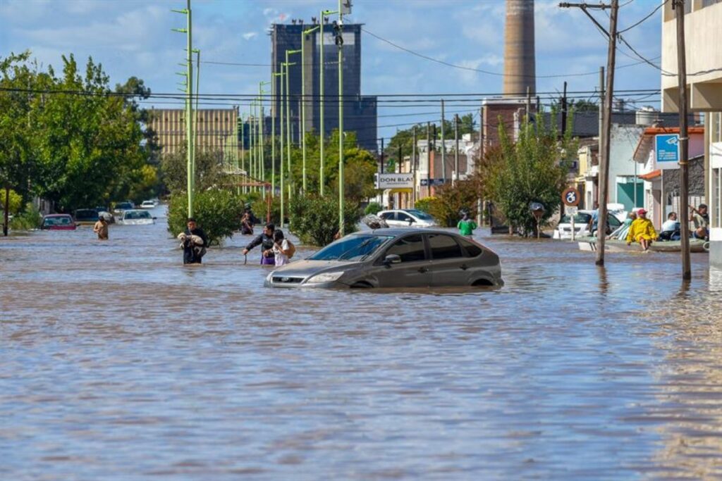 Fotografía que muestra inundaciones este sábado en Bahía Blanca (Argentina).