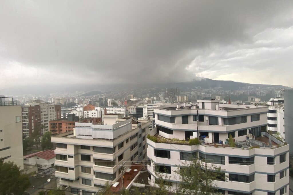 Este jueves 13 de marzo, Quito está nublado y frío.