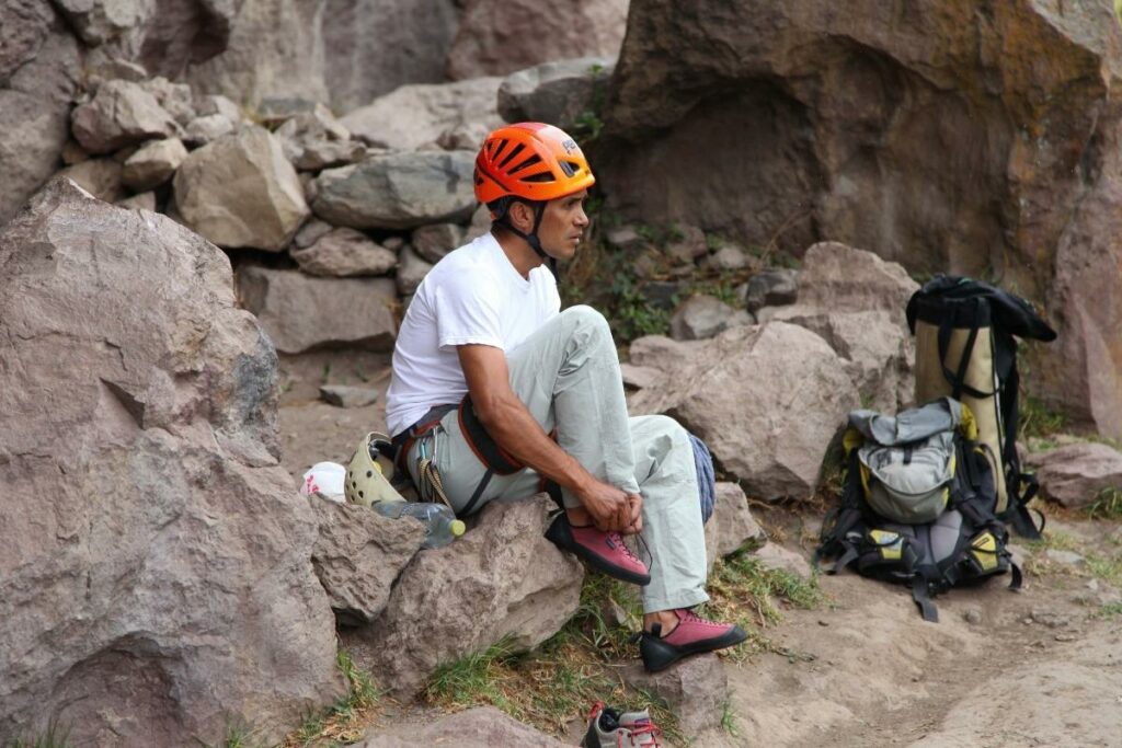 Una de las recomendaciones al salir a los páramos o las montañas es llevar una mochila con una muda adicional de ropa, una linterna y el equipo necesario para enfrentar la lluvia y el frío en Ecuador.
