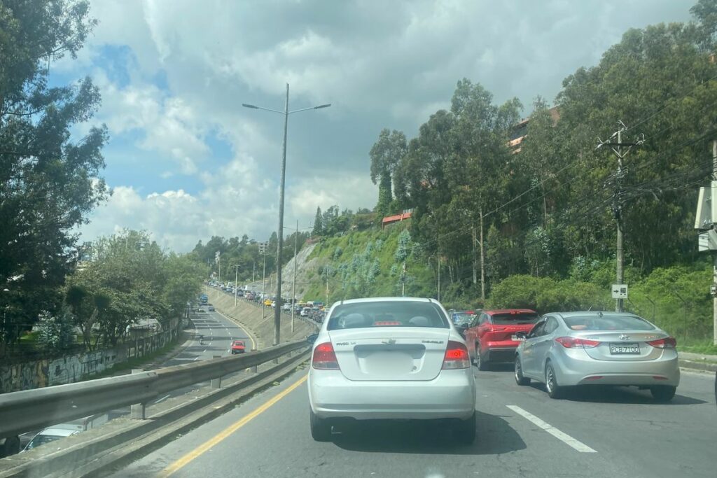 El Pico y placa se aplica en Quito para controlar la crga vehicular.
