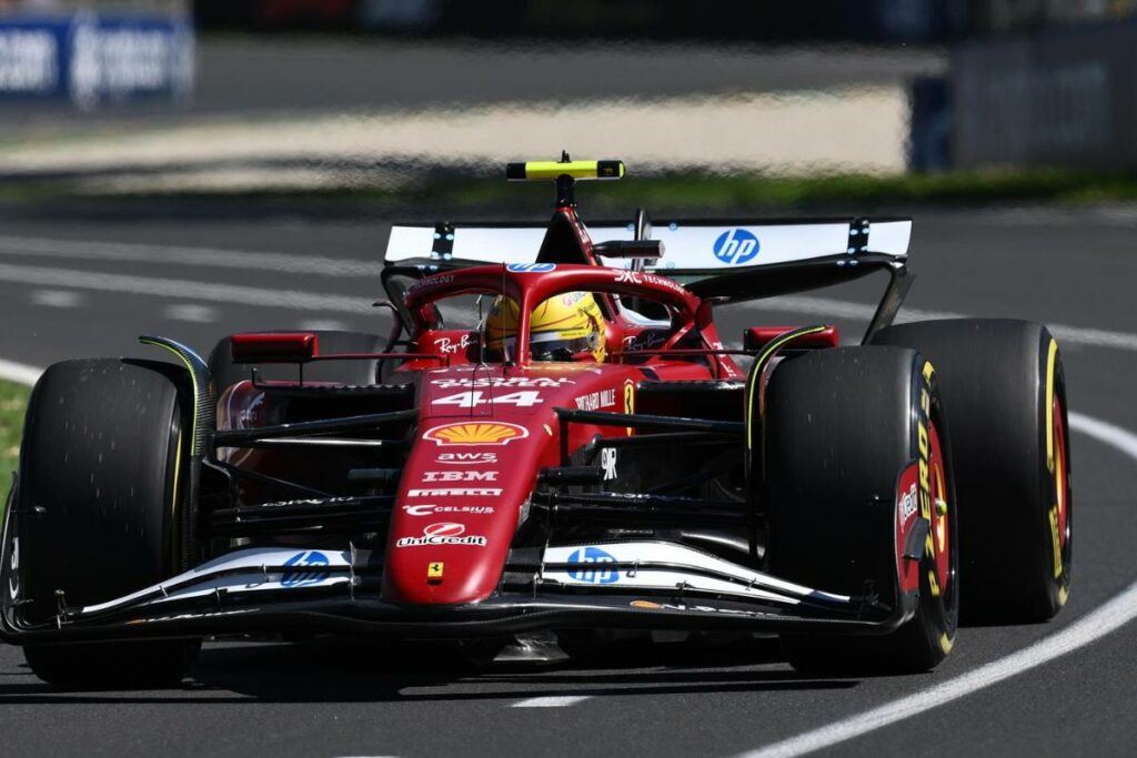 Lewis Hamilton, de Ferrari, durante una práctica en el Circuito Albert Park de Melbourne, Australia, en la Fórmula 1.