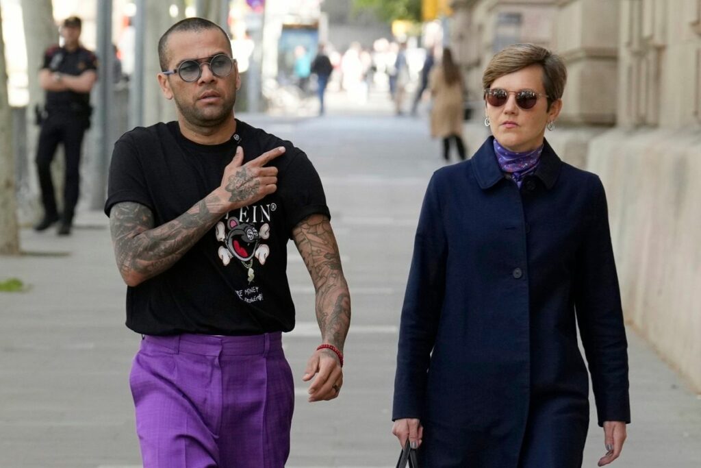Fotografía de archivo (12/04/2024), del exfutbolista Dani Alves, junto a su abogada Inés Guardiola a su salida de la Audiencia de Barcelona.