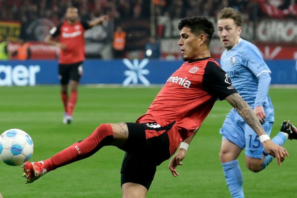 Piero Hincapié del Leverkusen en el partido ante Bochum el 28 de marzo del 2025.