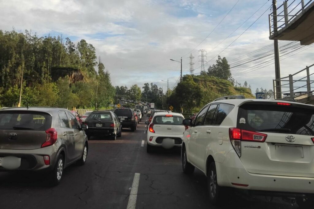 El tráfico es pesado en la vía a Nayón, en Quito, por el cierre vial.