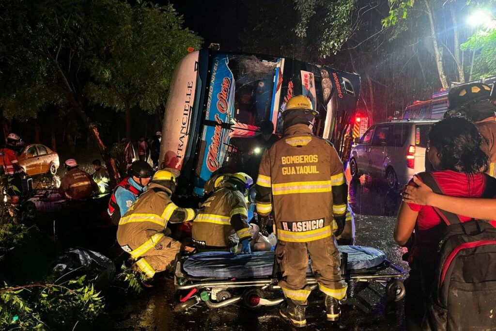 El Cuerpo de Bomberos de Guayaquil asistió al sitio del siniestro, en El Consuelo, para brindar asistencia a los heridos.