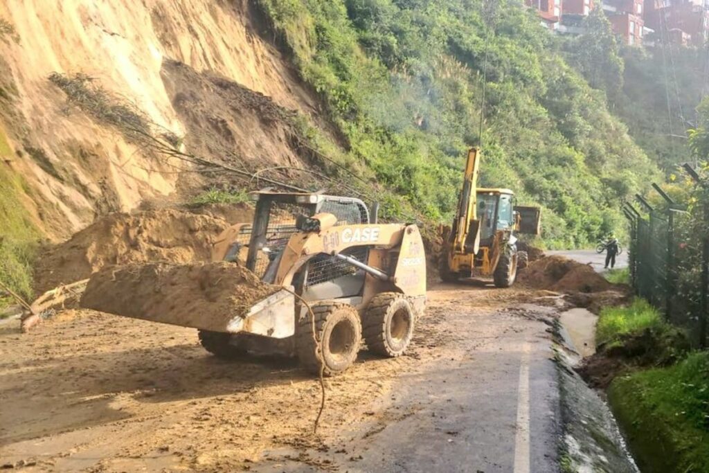 Maquinaria limpia el material en la vía a Nayón.