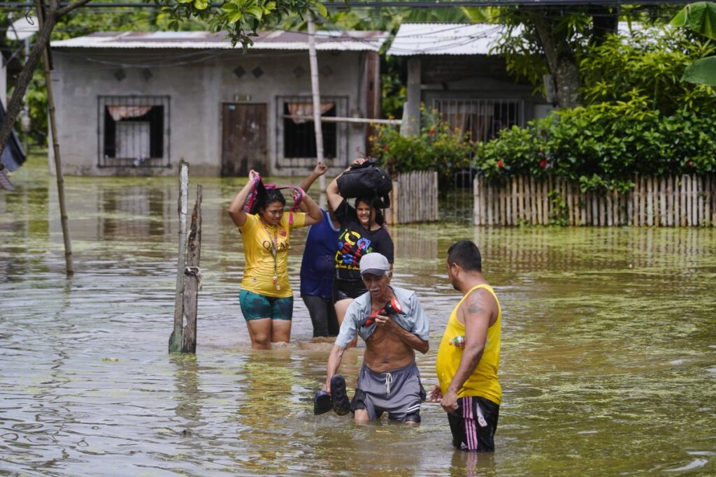 Las intensas lluvias afectaron también Babahoyo, donde se registran inundaciones.