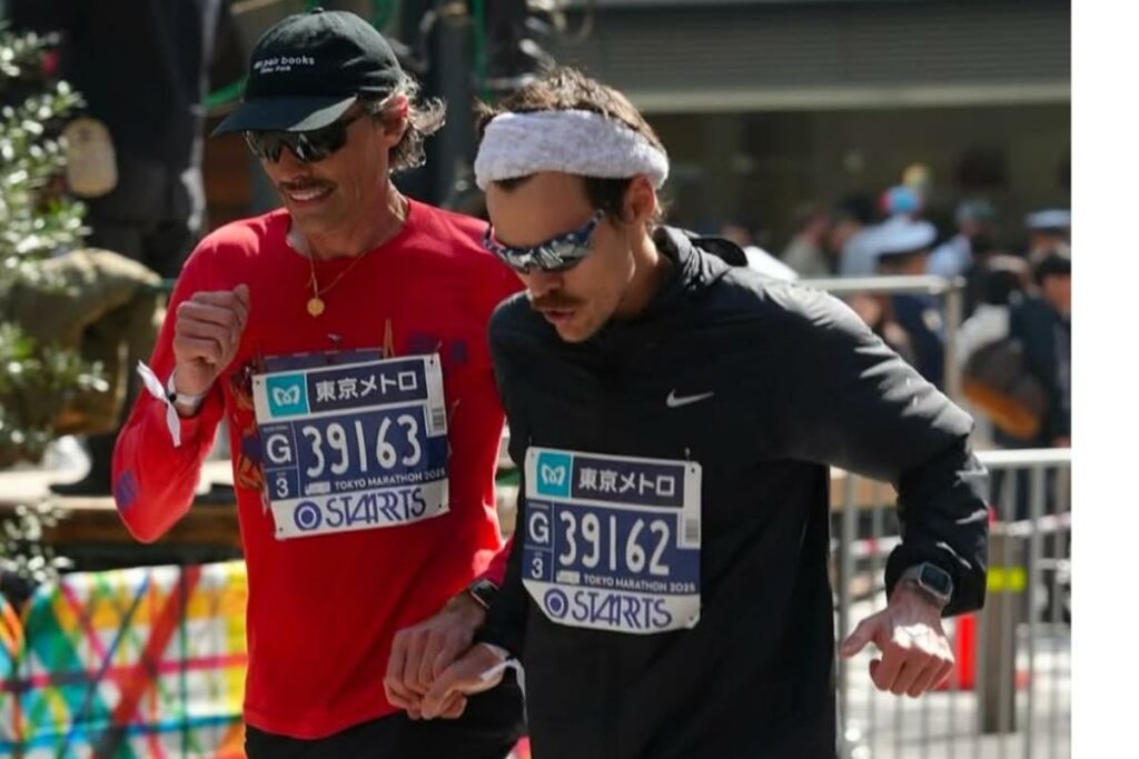 El cantante Harry Styles (der.) en plena Maratón de Tokio el 2 de marzo del 2025.