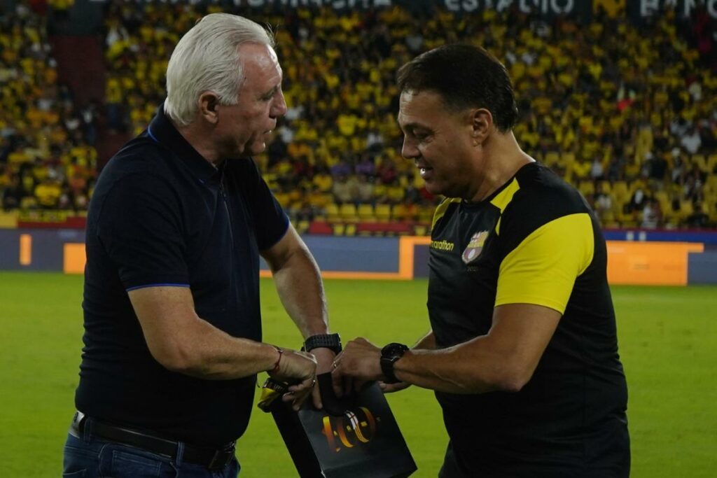Hristo Stoichkov con Carlos Alfaro Moreno en el estadio Monumental de Guayaquil durante el cotejo Barcelona SC vs. IDV.