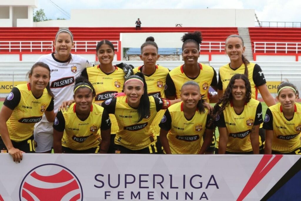 Madelin Riera (tercera desde la izq., abajo) fue la autora de dos golazos para Barcelona SC, entre estos un gol olímpico en Ibarra.